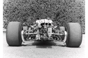 Video: Εκεί που αναπαλαιώνονται οι πανάκριβες και σπάνιες Ferrari - εικόνα 1