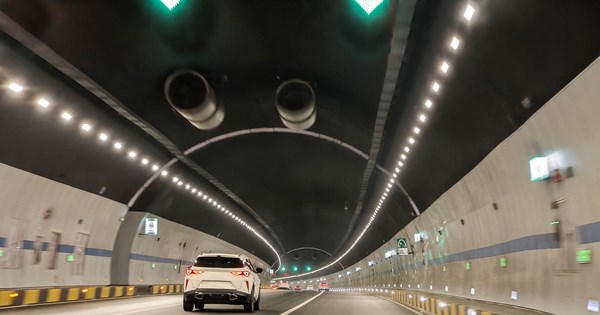 Η Πυροσβεστική της Τουρκίας σβήνει φωτιά σε ηλεκτρικό αυτοκίνητο και γίνεται viral - εικόνα 3