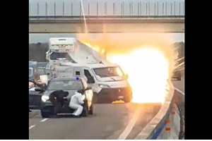 Οδηγός άναψε τσιγάρο ενώ μετέφερε προπάνιο και τινάχθηκε στον αέρα (video) - εικόνα 2