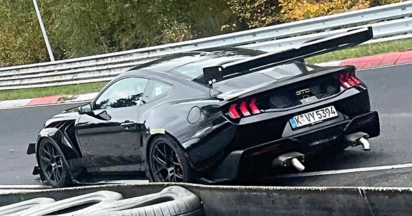 Η αναβίωση του Escort RS Mk1 περιλαμβάνει θερμικό κινητήρα που θα φτάνει έως 10.000 σ.α.λ. - εικόνα 1