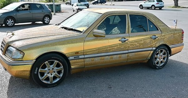 Λαμία: Έκανε τη Mercedes του χρυσή με χιλιάδες στρας (video)