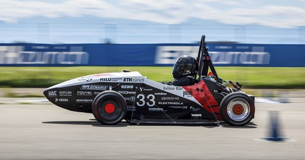 'Οταν το Jeep Grand Cherokee τα έκανε "γυαλιά καρφιά" στο Detroit (video) - εικόνα 9