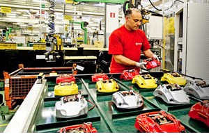 Με αληθινό χρυσό η Aston Martin DB12 για τα 60 χρόνια του Goldfinger (video) - εικόνα 10