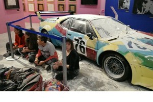 Καλλιτέχνης διέλυσε Tesla Model 3 με πέτρινο κεφάλι (εικόνες, video) - εικόνα 3