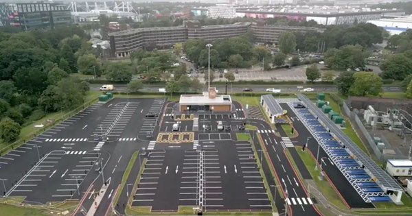 Πετρελαϊκή κολοσσός κλείνει βενζινάδικα και ανοίγει σταθμούς φόρτισης ηλεκτρικών - εικόνα 1