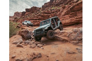 Βόλτα στη νυχτερινή Αθήνα με το ηλεκτρικό Jeep Avenger - εικόνα 14