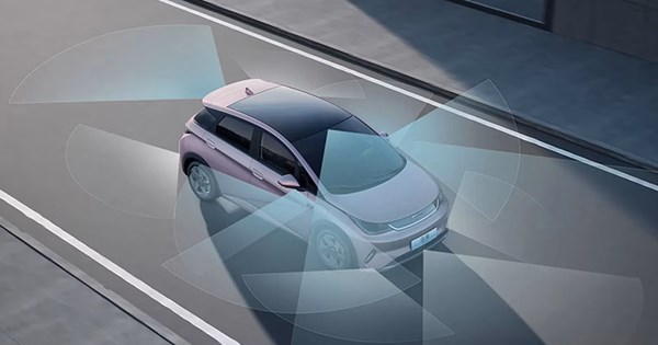 Η ηλεκτρική Porsche Cayenne καταργεί τα καλώδια φόρτισης (video) - εικόνα 7