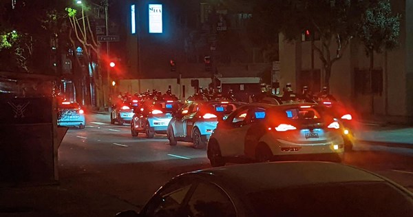 Όταν οι πολίτες κάνουν έξυπνο σαμποτάζ σε αυτόνομα ταξί (+video) - εικόνα 1