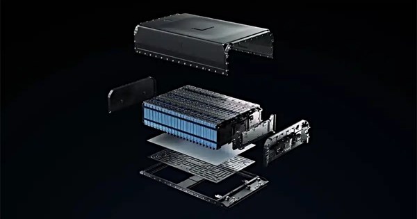 Μεγάλη διαδήλωση λόγω πιθανού κλεισίματος εργοστασίου ηλεκτρικών αυτοκινήτων - εικόνα 7