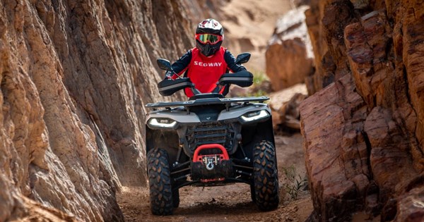 Το απίστευτο όχημα της Engler με τιμόνι μοτοσικλέτας και κινητήρα V12 (εικόνες) - εικόνα 1