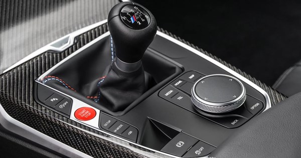 Μια BMW i8 "πετάει" το υβριδικό σύστημα και "φοράει" τον κινητήρα που της άξιζε (video) - εικόνα 1