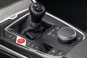Μια BMW i8 "πετάει" το υβριδικό σύστημα και "φοράει" τον κινητήρα που της άξιζε (video) - εικόνα 1