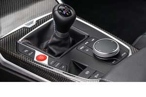 Μια BMW i8 "πετάει" το υβριδικό σύστημα και "φοράει" τον κινητήρα που της άξιζε (video) - εικόνα 1