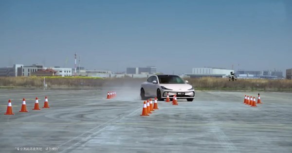 Video: H Xiaomi μας δείχνει το drift mode του Xiaomi SU7 - εικόνα 3