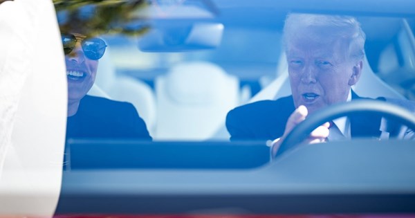 O Τραμπ έδωσε χάρη σε ιδρυτή εταιρείας ηλεκτρικών οχημάτων που ήταν φυλακή - εικόνα 1