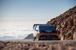 Η πολύχρωμη McLaren 3-7-59 είναι ένα εορταστικό supercar - εικόνα 9