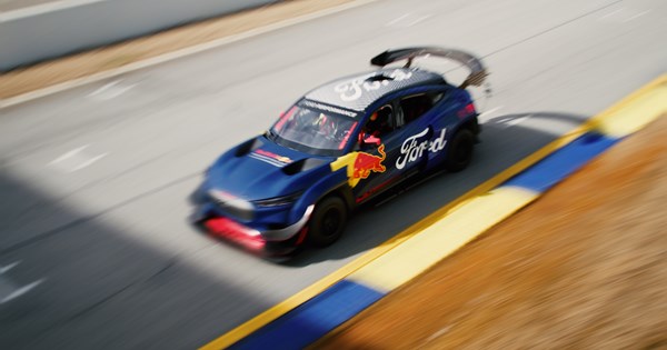 Πώς βρέθηκε ένα μονοθέσιο της Red Bull στην οροφή ενός ξενοδοχείου στο Las Vegas; - εικόνα 5