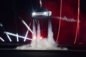 Ποιος οδηγός "πέταξε" με τo Tesla Roadster στην παρουσίαση - εικόνα 2