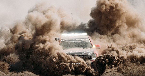 Video: Άγρια απόλαυση με Ford Bronco Raptor ενάντιον Ford F-150 Raptor R - εικόνα 3