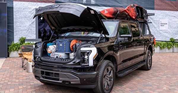 63χρονη καρφώνεται σε κολώνα φωτισμού στην εξέταση για δίπλωμα οδήγησης (video) - εικόνα 3