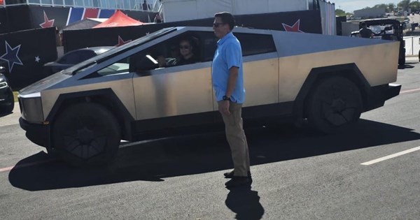 Rolls-Royce Cullinan Pearl: 30 φορές ροζ για να πετύχει η πέρλα - εικόνα 11