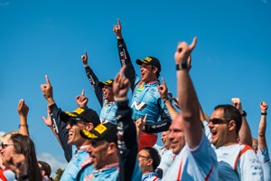 Η Sharp φτιάχνει αυτοκίνητο και είναι hitech γραφείο με ρόδες (video) - εικόνα 7