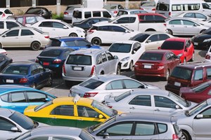 Τεράστιο νεκροταφείο αυτοκινήτων η πόλη της Βαλένθια (video) - εικόνα 2