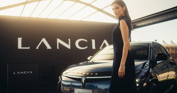 Μεγάλη διαδήλωση λόγω πιθανού κλεισίματος εργοστασίου ηλεκτρικών αυτοκινήτων - εικόνα 6