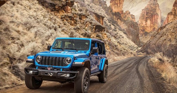 Βόλτα στη νυχτερινή Αθήνα με το ηλεκτρικό Jeep Avenger - εικόνα 2