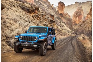 Βόλτα στη νυχτερινή Αθήνα με το ηλεκτρικό Jeep Avenger - εικόνα 2