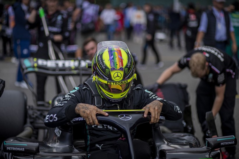 Lewis Hamilton με κράνος στο μονοθέσιο