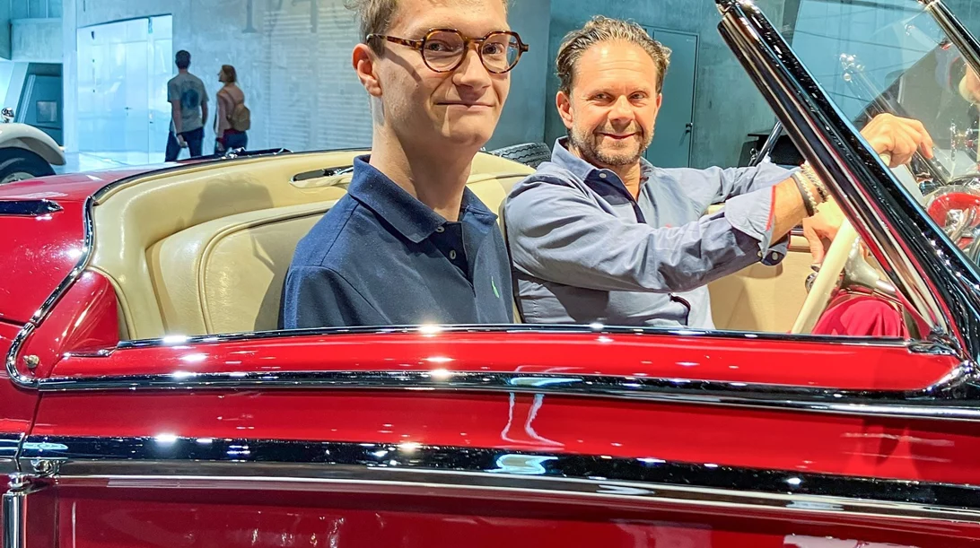 Πώς δύο Γάλλοι έζησαν μια εμπειρία ζωής στο Μουσείο της Mercedes