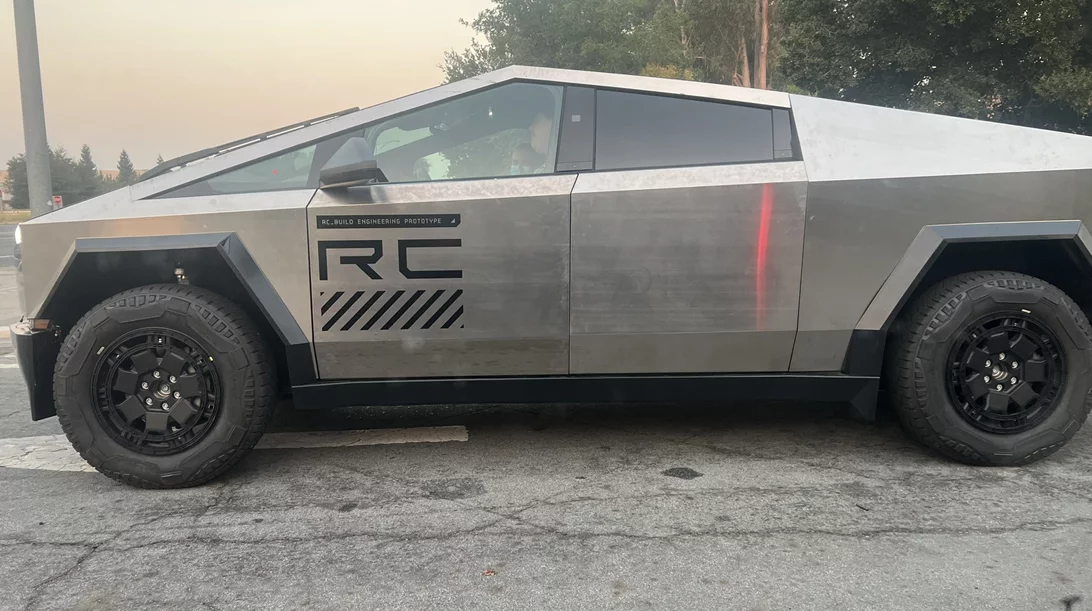 Τι σημαίνει το αυτοκόλλητο RC σε αυτό το Tesla Cybertruck