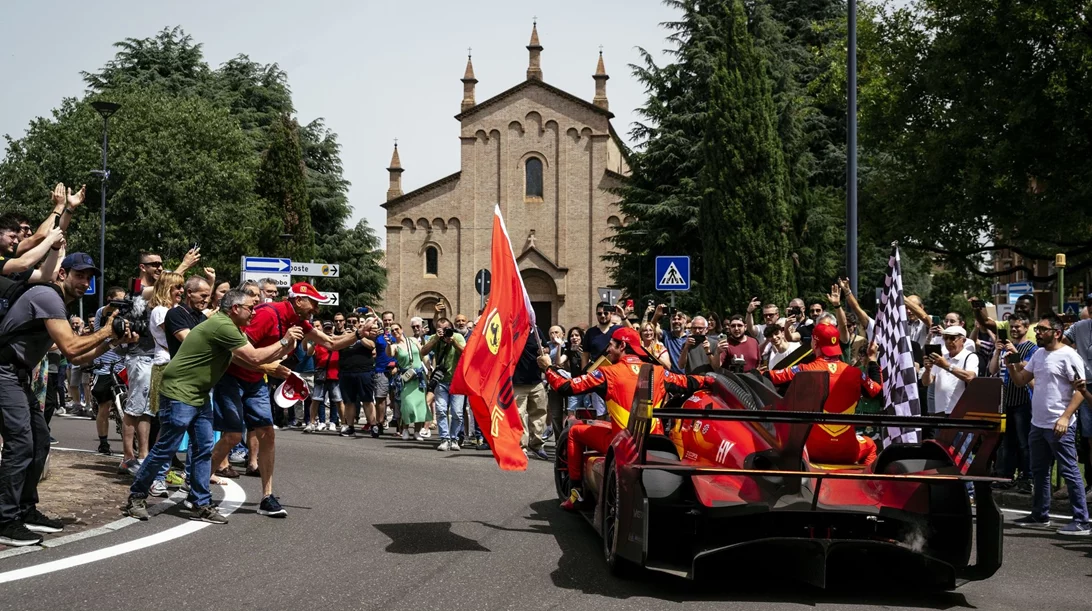 Maranello: Βγήκαν στους δρόμους για τη νίκη της Ferrari στο Le Mans