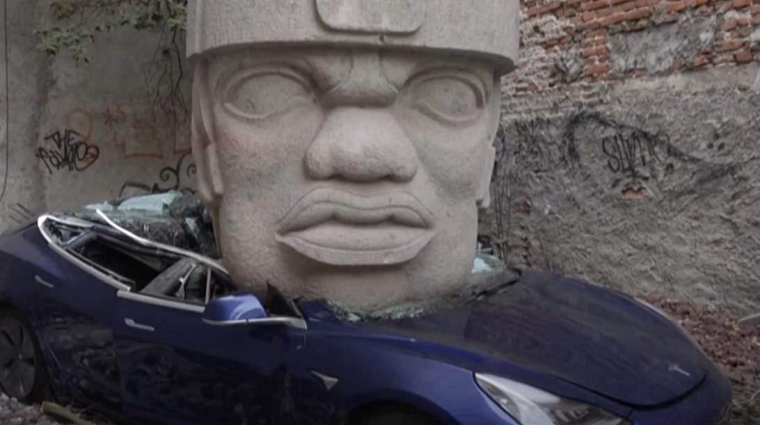 Καλλιτέχνης διέλυσε Tesla Model 3 με πέτρινο κεφάλι (εικόνες, video)