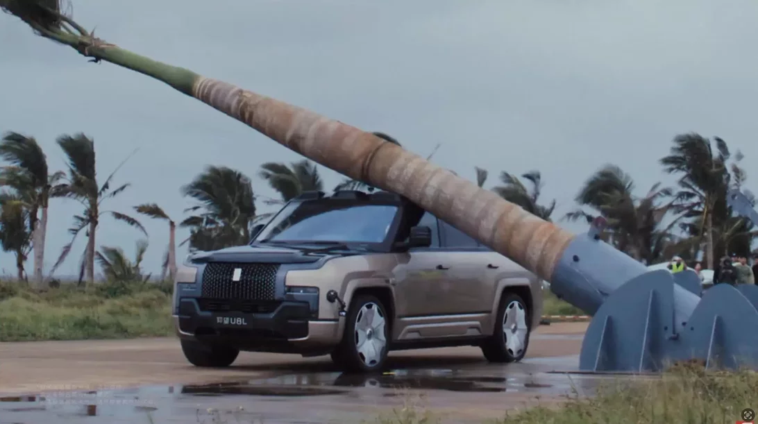 Τι συμβαίνει αν ρίξεις δέντρο 2 τόνων στο πολυτελές SUV της BYD (video)