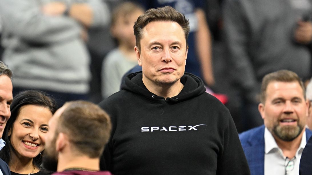 Κόντρα μεταξύ του Elon Musk και του CEO της OpenAI με φόντο το Tesla Roadster