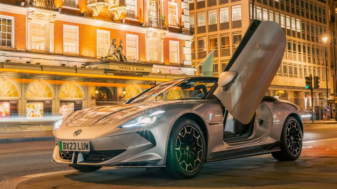 Αποκαλύφθηκε το MG Cyberster παραγωγής-πισωκίνητο και τετρακίνητο έως 536 ίππους (εικόνες)