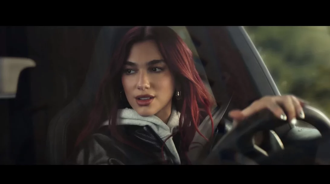 H Dua Lipa τα κάνει όλα με μια νέα Porsche Macan (video)