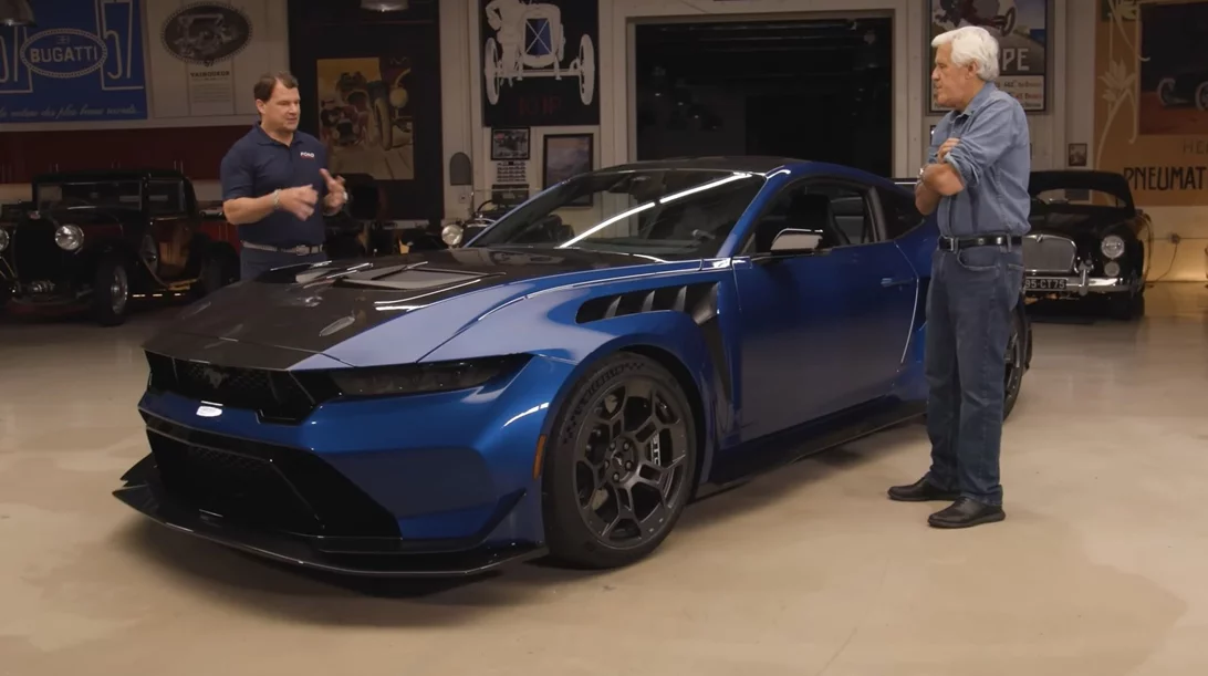 O CEO της Ford παρέδωσε προσωπικά την Mustang GTD στον Jay Leno