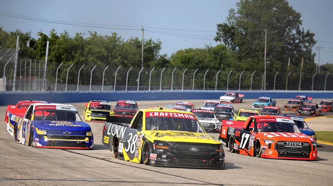 Οδηγός του NASCAR έβγαλε τον ώμο του πανηγυρίζοντας