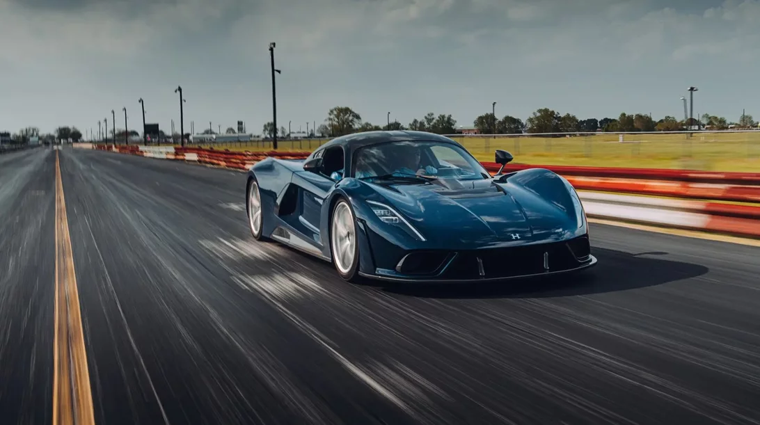 Οδηγήσαμε το καταιγιστικό Hennessey Venom F5