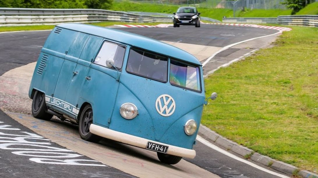 Video: Τι κάνει ένα Volkswagen T1 με κινητήρα Porsche στο Nurburgring