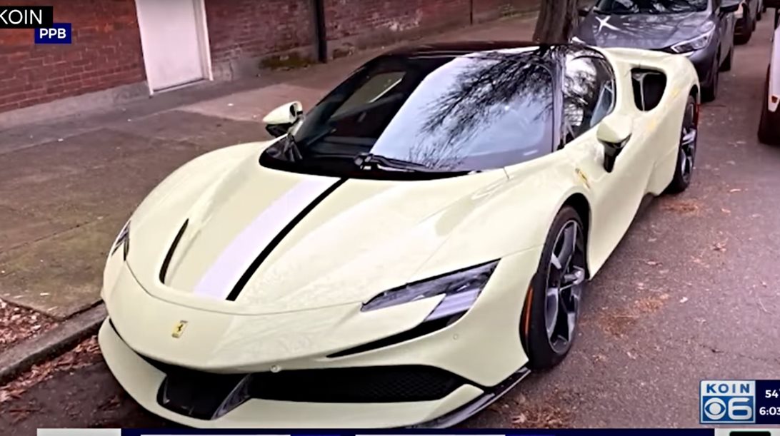 Έκλεψε Ferrari SF90 και την πάρκαρε λίγα μέτρα παρακάτω (video)