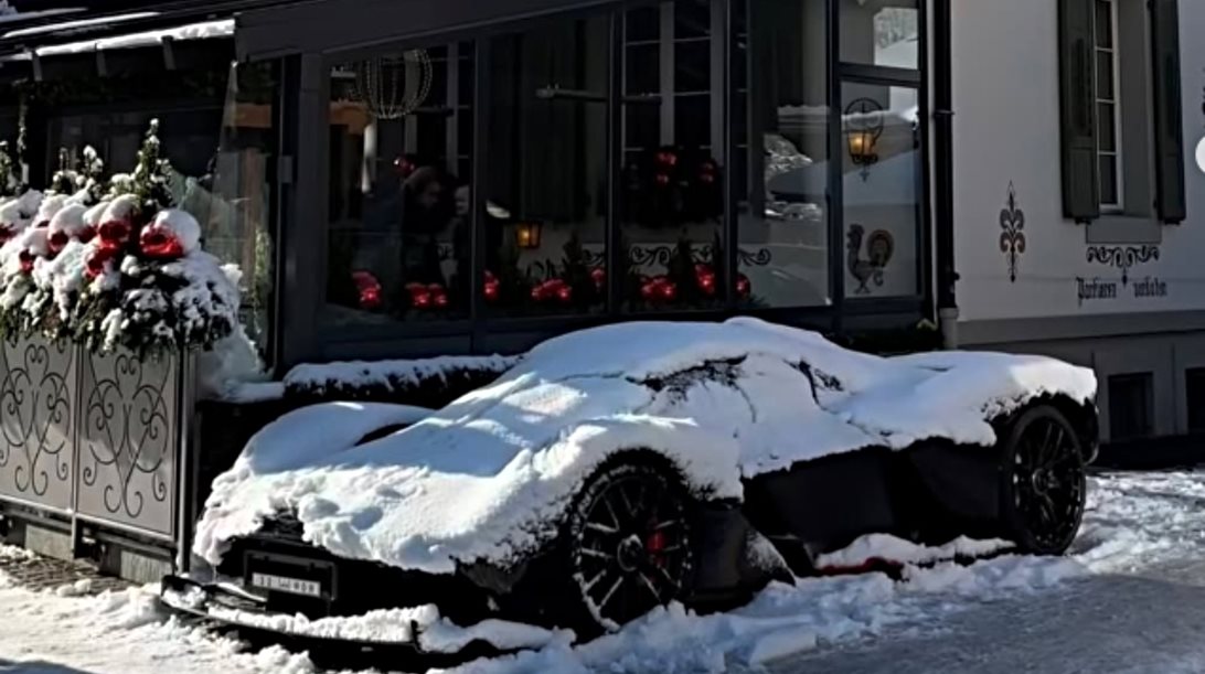 Τι κάνει μια Aston Martin Valkyrie καλυμμένη με χιόνι σε δημόσιο δρόμο (εικόνες)
