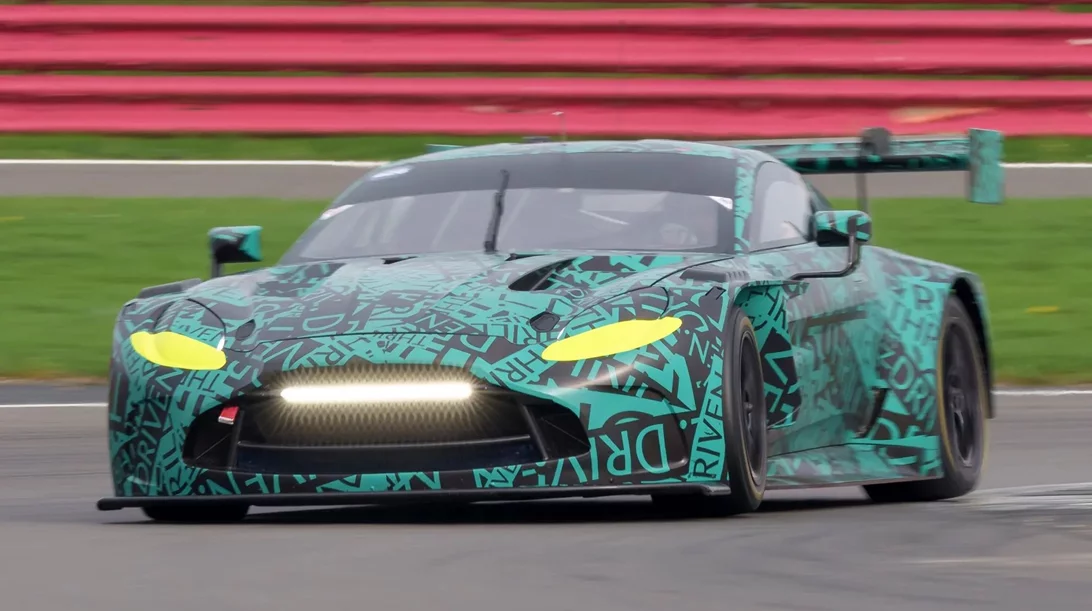 H αναβαθμισμένη Aston Martin Vantage GT3 είναι πολύ "άγρια"