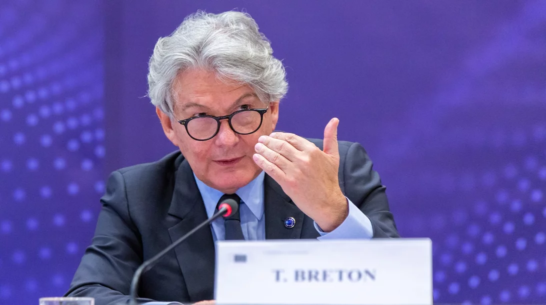 Επίτροπος Μπρετόν: Να συνεχίσει η ΕΕ να κατασκευάζει συμβατικά αυτοκίνητα