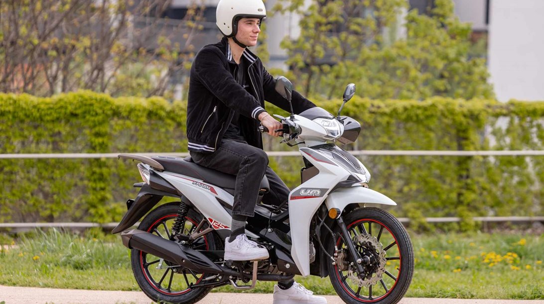 Σε προσφορές scooter, παπί και μοτοσικλέτα της UM