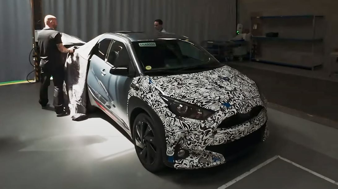 Πώς εξελίσσει η Toyota το πρώτο πλήρως υβριδικό Aygo X (video)