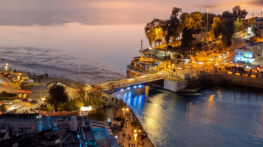 Η Χαλκίδα κομμένη στα δύο: Χάλασε η γέφυρα και δεν κλείνει (video)